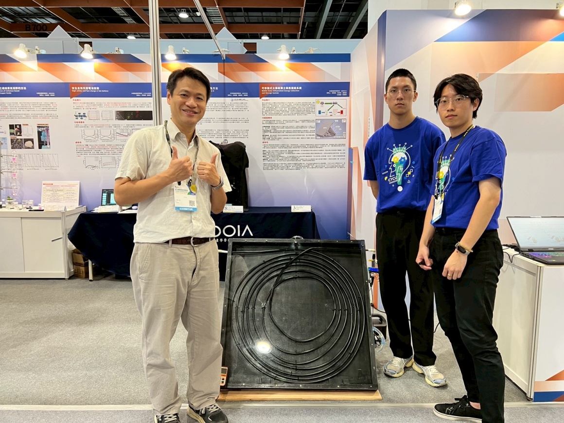 04-中原機械系黃建勝副教授左1首度率隊參加創博會,以太陽能儲能系統技術勇奪金牌。 04-中原機械系黃建勝副教授左1首度率隊參加創博會,以太陽能儲能系統技術勇奪金牌。