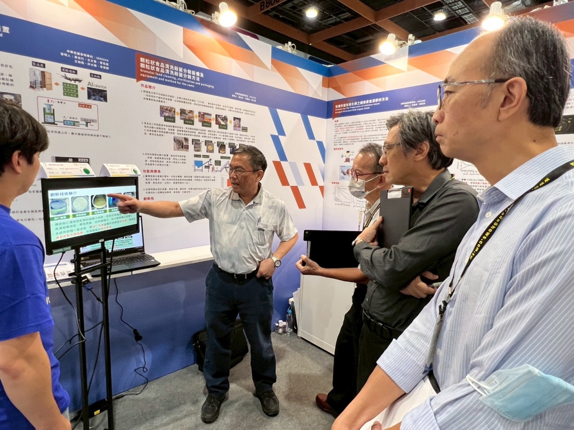 機械系黃信行教授現場簡報。 機械系黃信行教授現場簡報。