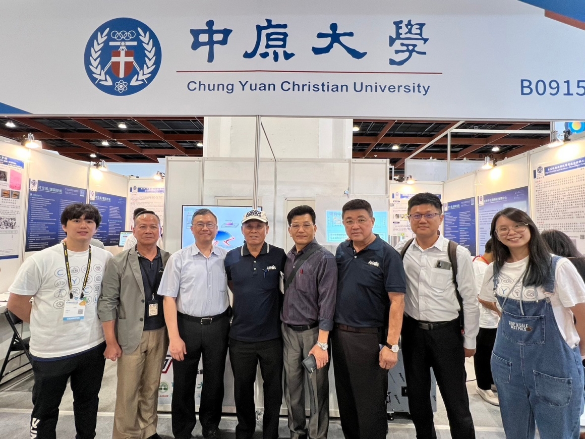 02-廠商參觀機械系黃信行教授左3發明展攤位。